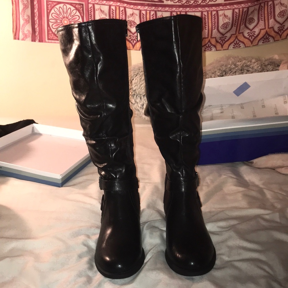 Women’s 7.5 White Mountain Black Boots